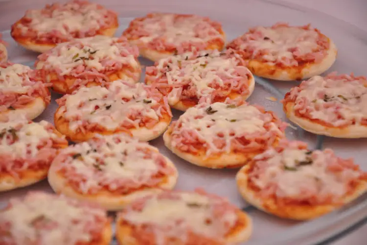 Receita de Mini Pizzas Cremosas