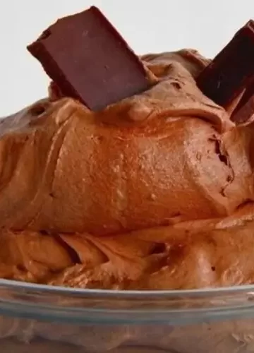 recheio e cobertura de bolo de Trufa batida