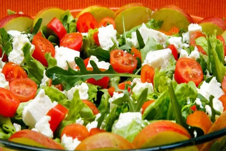 Receita de Salada de Alface com Laranja, Feijão e Queijo Feta