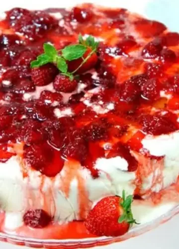 Receita de Torta de Frutas com Sorvete e Calda de Morango